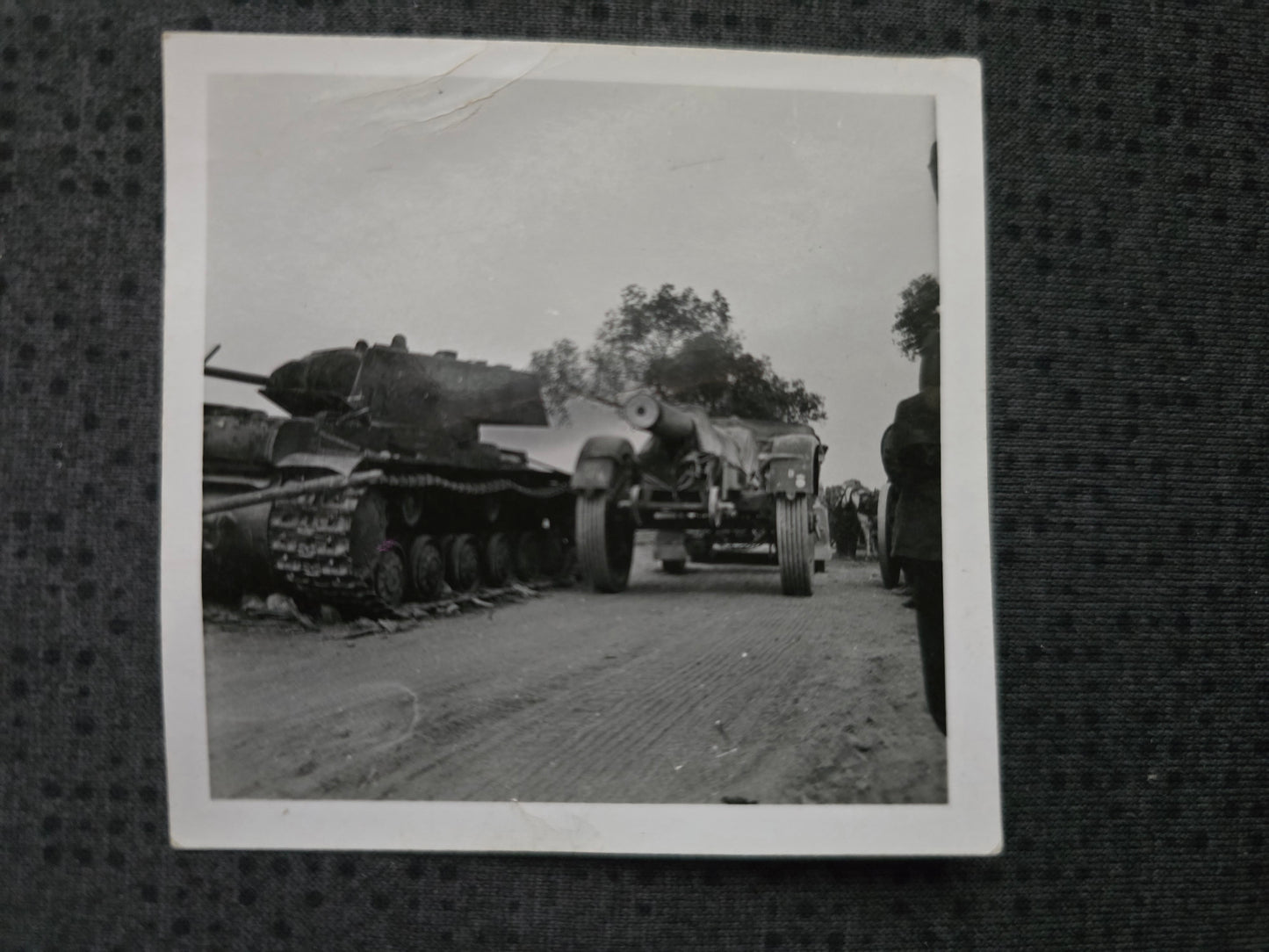 Foto Abgeschossener Sowjetischer Panzer KV-1 neben 15 cm Haubitze Wehrmacht