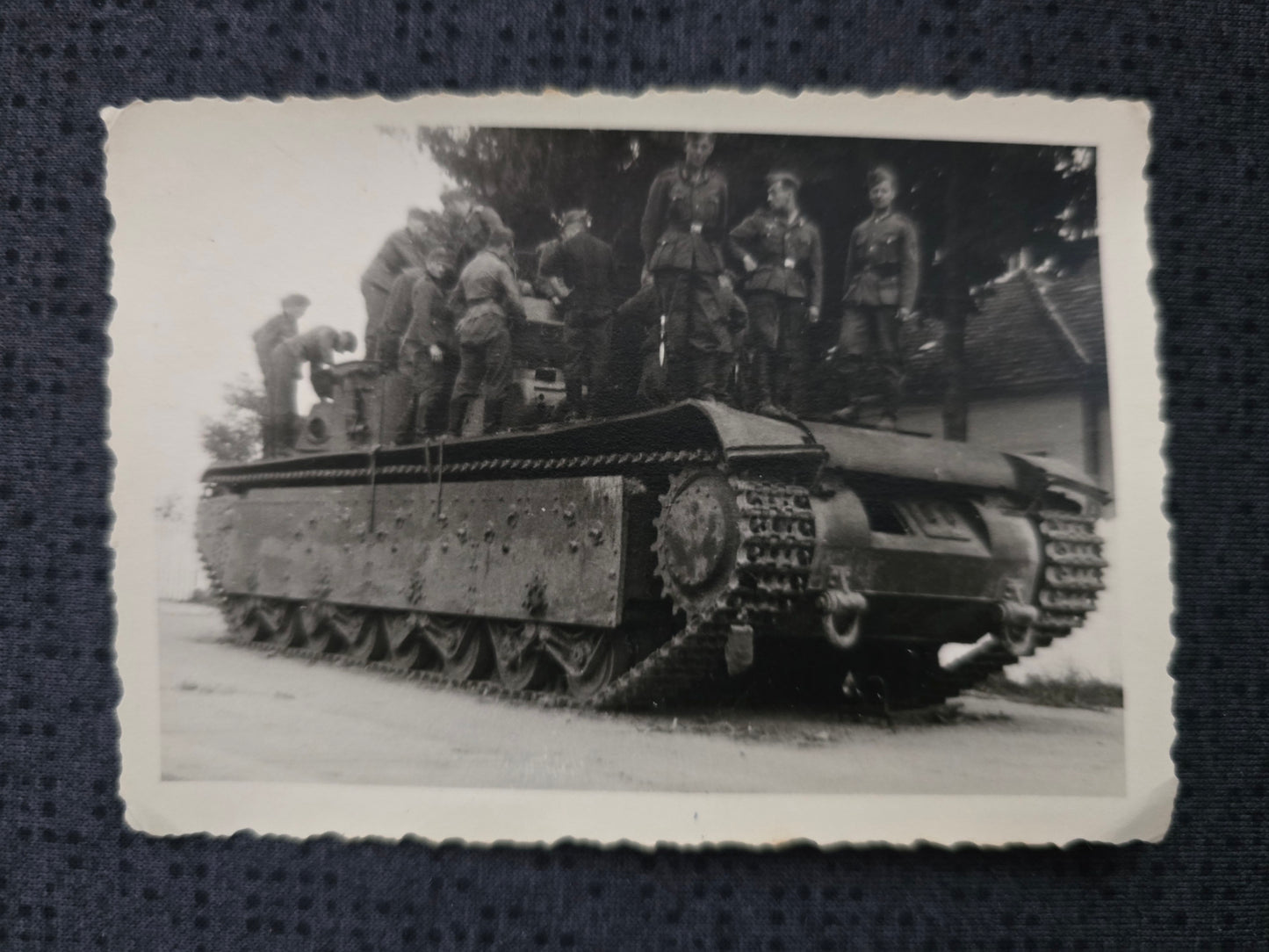 Foto Erbeuteter Russischer Panzer T-35 mit Wehrmacht Infanterie