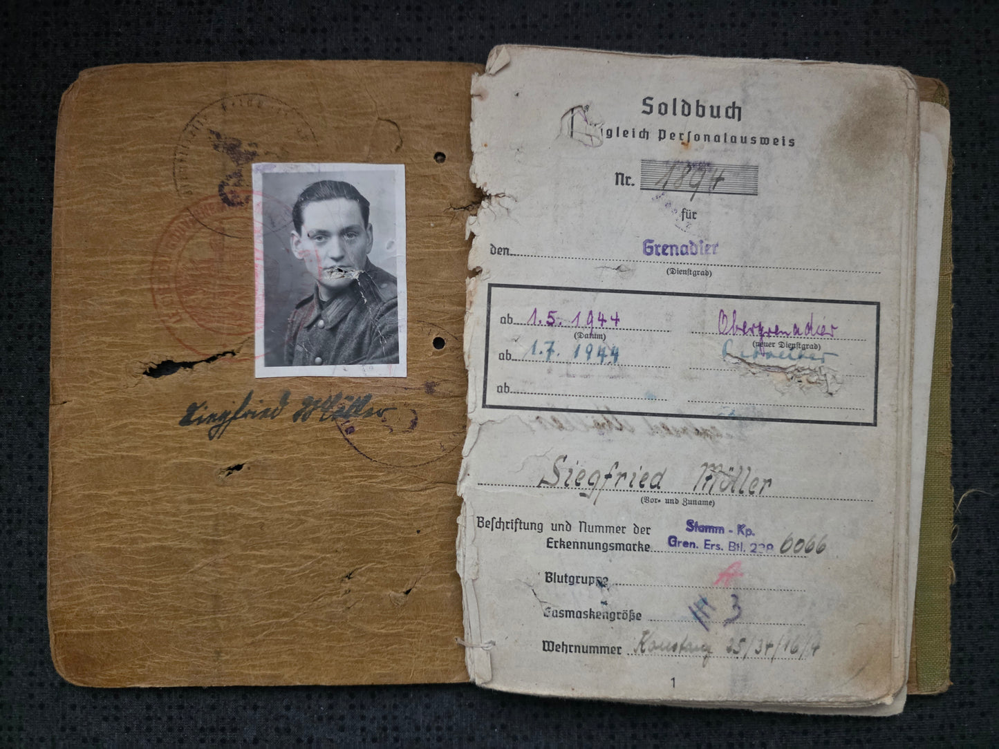 Großes Konvolut Soldbuch + Wehrpass Tasche + Mitgliedsbuch DAF + Dokumente