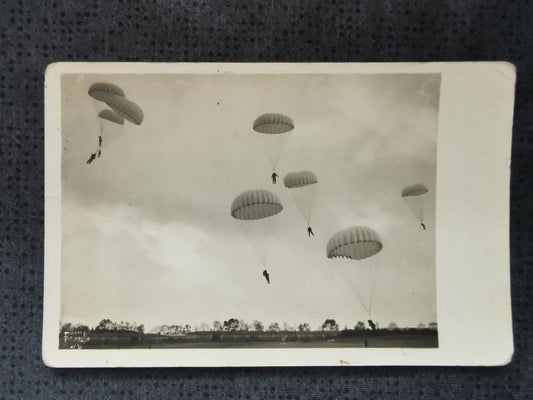 Foto-Ansichtskarte Postkarte "Unsere Luftwaffe" Fallschirmjäger landen