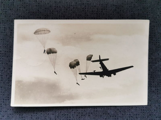 Foto-Ansichtskarte Postkarte "Unsere Luftwaffe" Fallschirmjäger beim Absprung