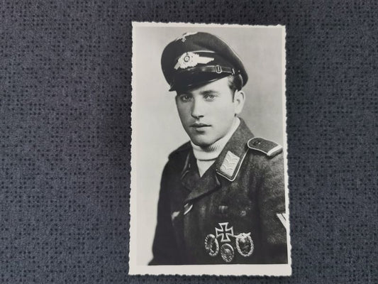 Foto Ansichtskarte Portrait Fallschirmjäger viele Auszeichnungen